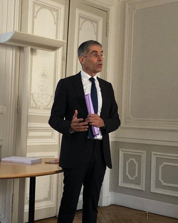 Christophe Demerson présentant un document lors d'une réunion